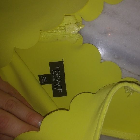 Sold!! TOPSHOP Cutout Scallop Edge Body-Con Dress - Picture 2 of 8